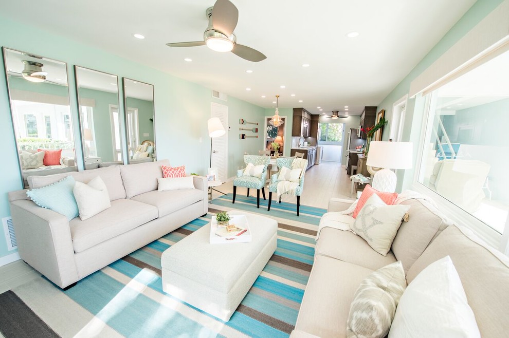 Стильный дизайн: большая парадная, открытая гостиная комната в морском стиле с синими стенами, светлым паркетным полом и бежевым полом - последний тренд