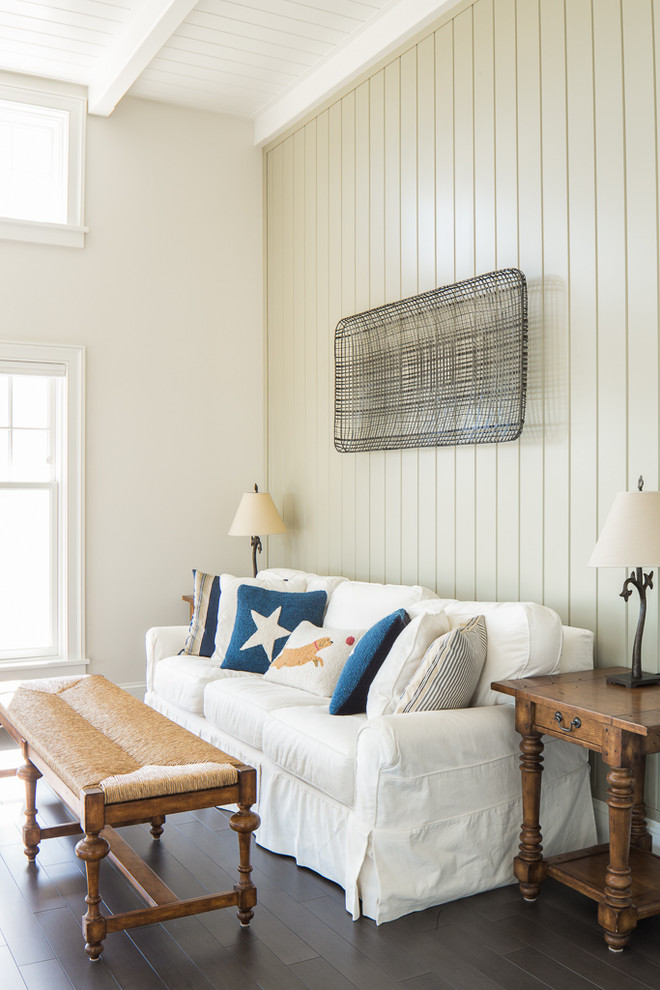 Maritimes Wohnzimmer mit beiger Wandfarbe und dunklem Holzboden in Portland Maine