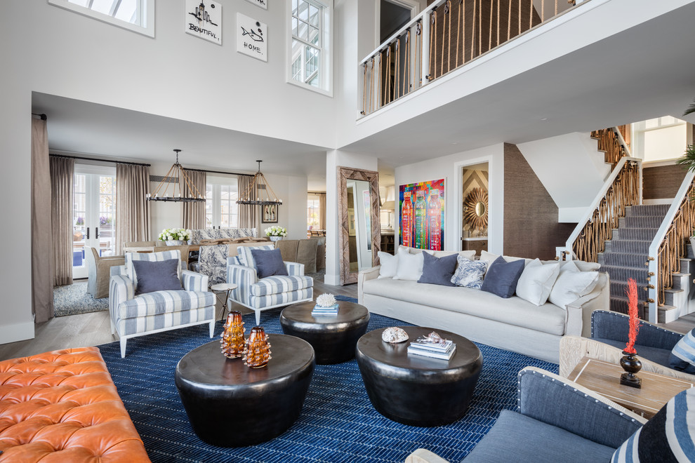 Esempio di un soggiorno contemporaneo aperto con sala formale, pareti grigie, parquet chiaro e pavimento grigio