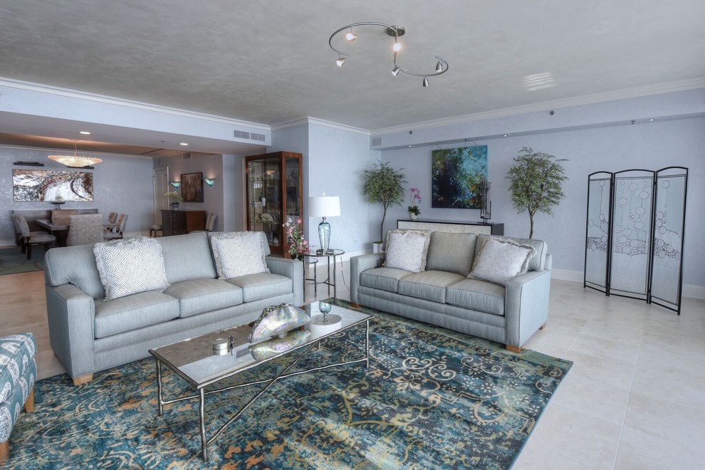 Großes, Repräsentatives, Fernseherloses, Offenes Modernes Wohnzimmer mit blauer Wandfarbe, Keramikboden, Kamin und Kaminumrandung aus Stein in Orlando