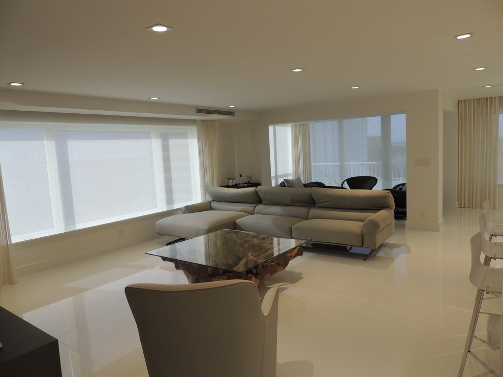 Стильный дизайн: открытая гостиная комната среднего размера в современном стиле с белыми стенами и полом из керамогранита без камина, телевизора - последний тренд