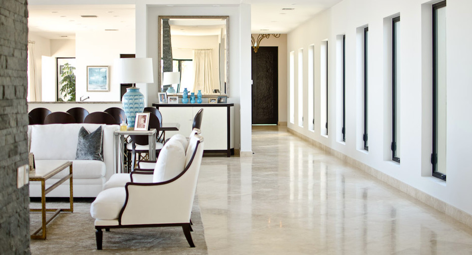 Idee per un grande soggiorno minimal aperto con sala formale, pareti bianche e pavimento in marmo