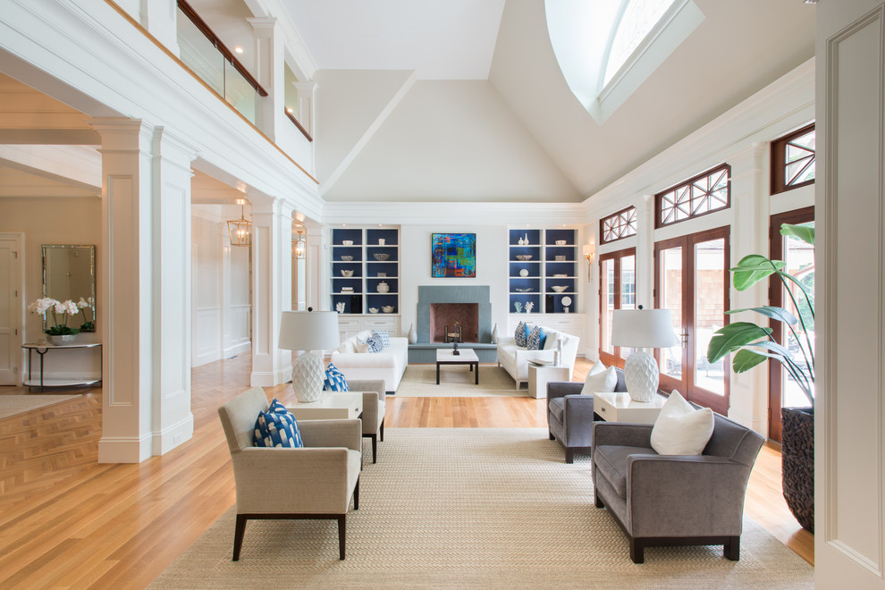 Repräsentatives, Offenes Klassisches Wohnzimmer mit weißer Wandfarbe, hellem Holzboden und Kamin in Providence