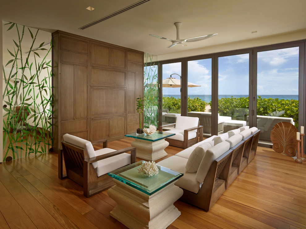 Foto de salón abierto de estilo zen pequeño con paredes beige, suelo de madera clara y pared multimedia