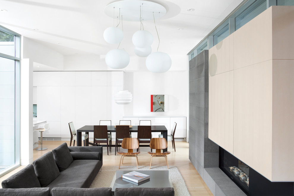 На фото: парадная, открытая гостиная комната в стиле модернизм с горизонтальным камином и ковром на полу