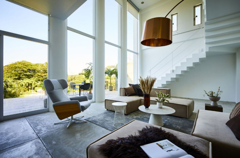 Idee per un grande soggiorno contemporaneo aperto con sala formale, pareti bianche e pavimento in cemento