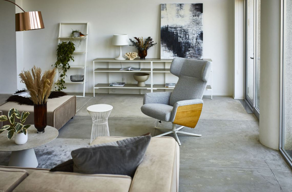 Immagine di un grande soggiorno contemporaneo aperto con sala formale, pareti bianche e pavimento in cemento
