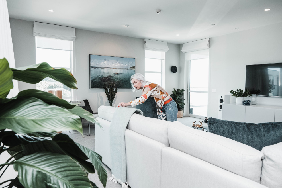 Свежая идея для дизайна: маленькая парадная гостиная комната в морском стиле с серыми стенами, ковровым покрытием, телевизором на стене и серым полом для на участке и в саду - отличное фото интерьера