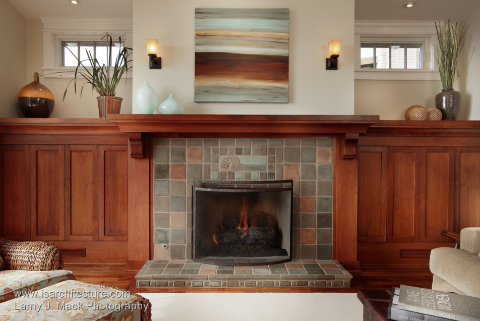 Cette image montre un salon craftsman avec un mur beige, parquet foncé, une cheminée standard et un manteau de cheminée en carrelage.