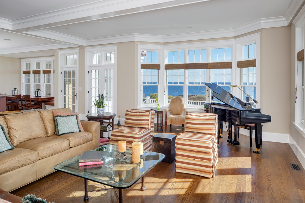 Großes, Repräsentatives, Fernseherloses, Offenes Klassisches Wohnzimmer ohne Kamin mit beiger Wandfarbe und braunem Holzboden in Boston