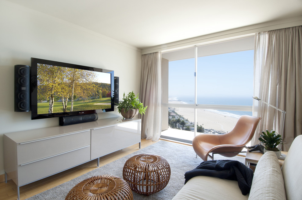 Esempio di un soggiorno minimal di medie dimensioni e chiuso con pareti beige, parquet chiaro, TV a parete e pavimento beige