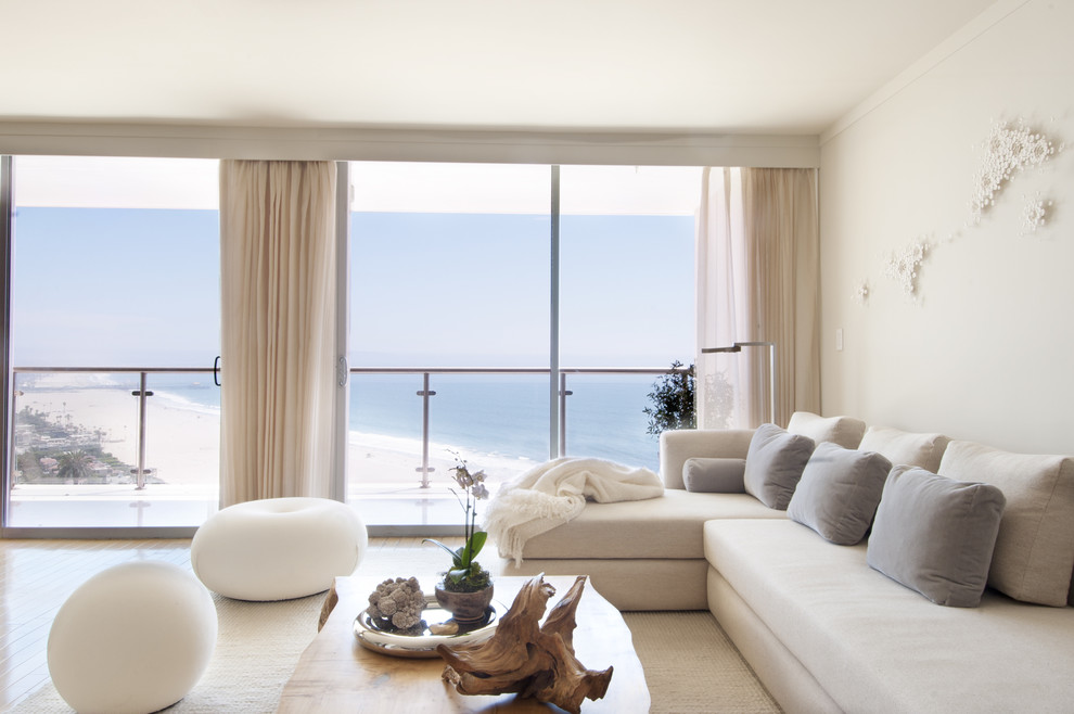 Offenes, Mittelgroßes, Repräsentatives, Fernseherloses Modernes Wohnzimmer ohne Kamin mit weißer Wandfarbe und hellem Holzboden in Los Angeles