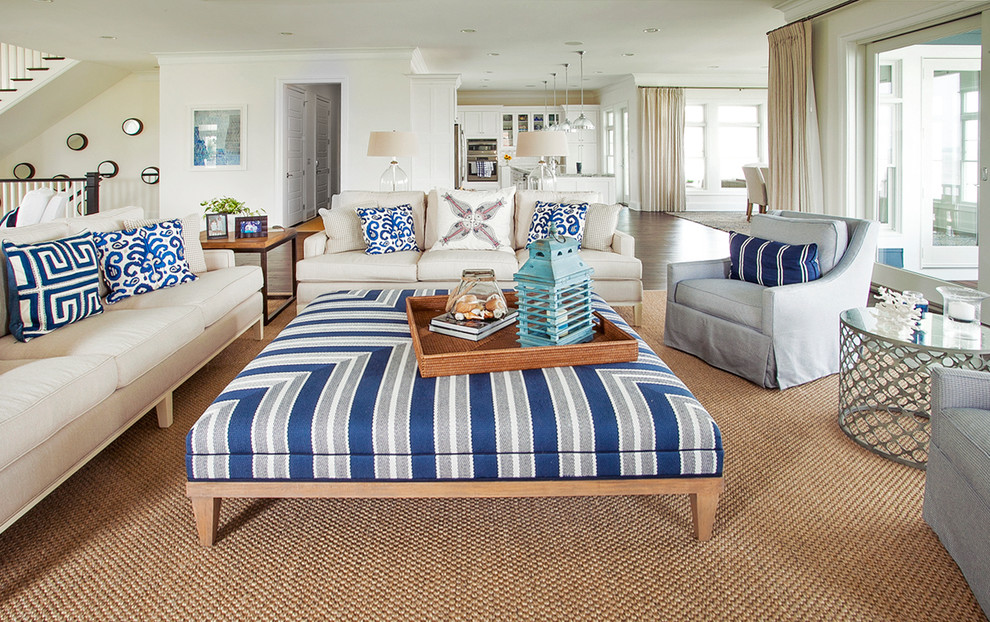 Esempio di un soggiorno stile marino di medie dimensioni e aperto con pareti bianche, pavimento in legno massello medio e TV autoportante