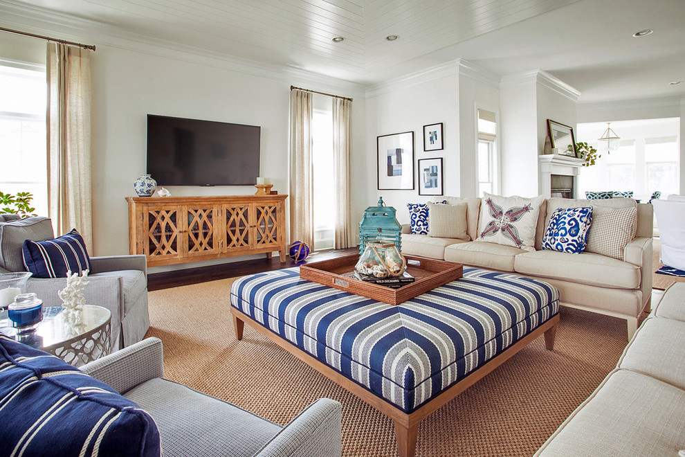 Foto de salón para visitas abierto costero de tamaño medio con paredes blancas, suelo de madera en tonos medios y televisor independiente