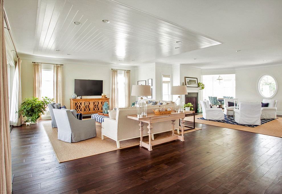 Idée de décoration pour un salon marin de taille moyenne et ouvert avec un mur blanc, un sol en bois brun, une cheminée standard, un manteau de cheminée en carrelage et un téléviseur indépendant.