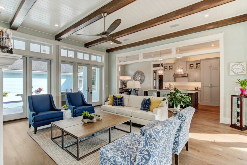 Klassisches Wohnzimmer mit grauer Wandfarbe, braunem Holzboden, braunem Boden, freigelegten Dachbalken und Holzdielendecke in Jacksonville