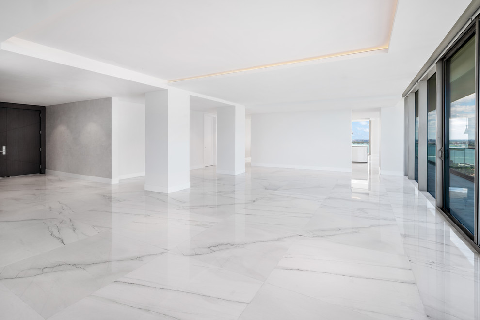 Idéer för ett stort modernt allrum med öppen planlösning, med vita väggar, marmorgolv och vitt golv