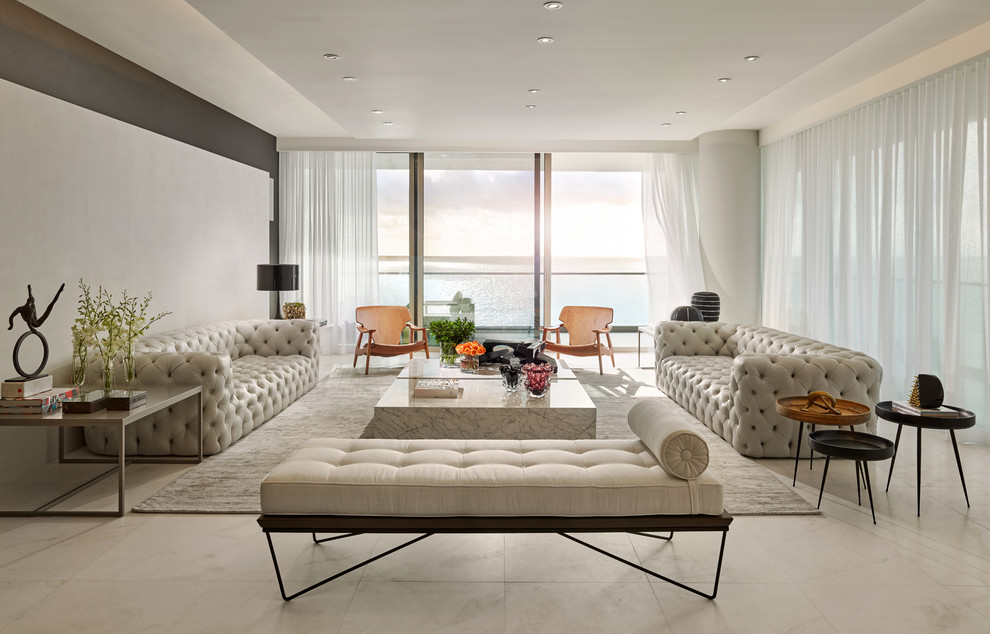 Ispirazione per un grande soggiorno minimalista aperto con sala formale, nessuna TV e pavimento bianco