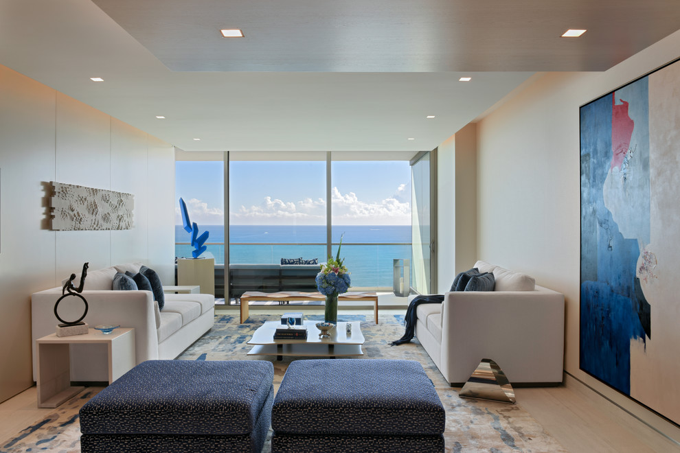 Foto di un soggiorno design con pareti beige e pavimento beige