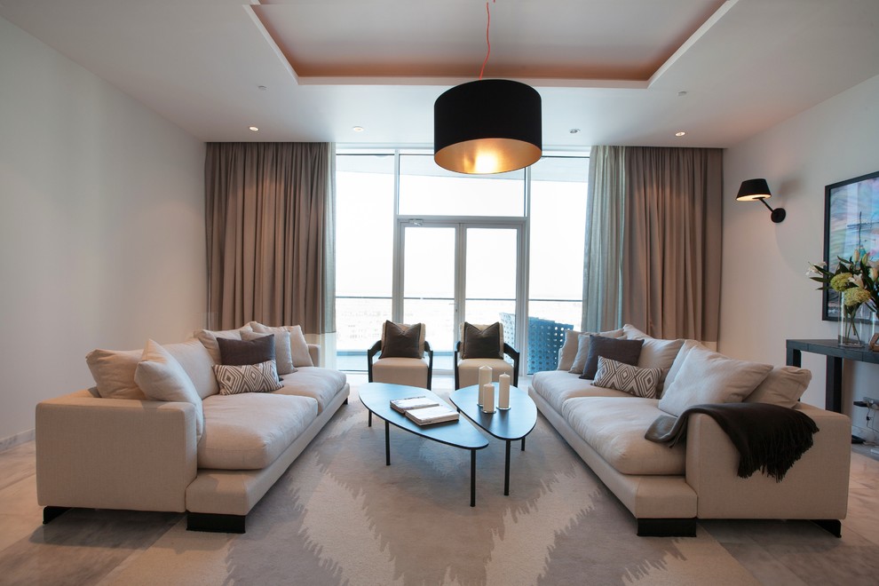 Immagine di un soggiorno contemporaneo con pareti beige