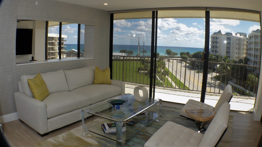 Mittelgroßes, Offenes Modernes Wohnzimmer mit Porzellan-Bodenfliesen, Multimediawand und beigem Boden in Miami