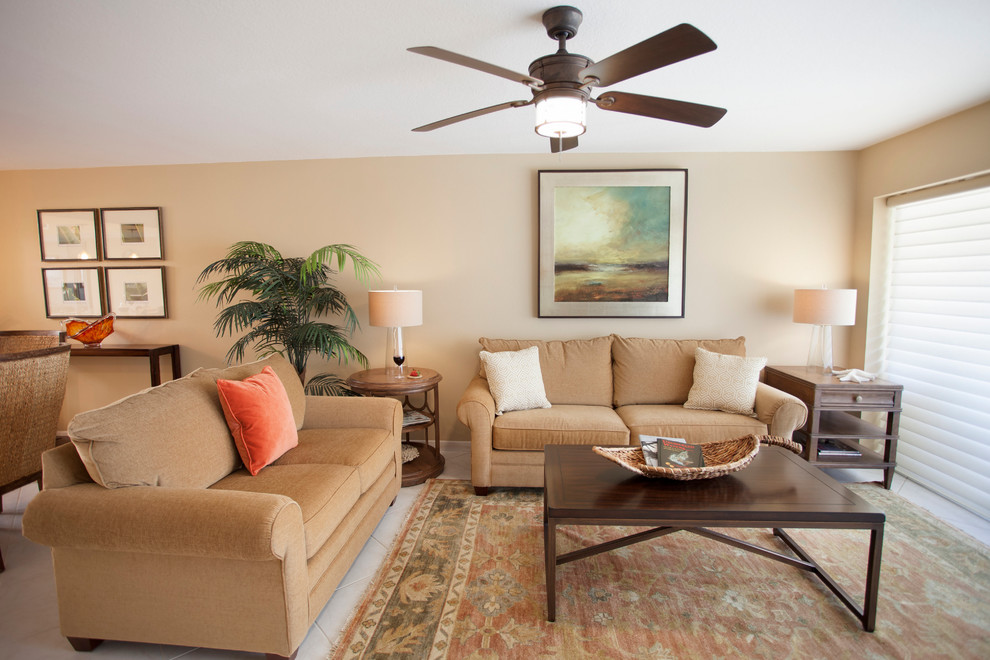 Mittelgroßes, Offenes Klassisches Wohnzimmer ohne Kamin mit beiger Wandfarbe, Keramikboden und TV-Wand in Miami