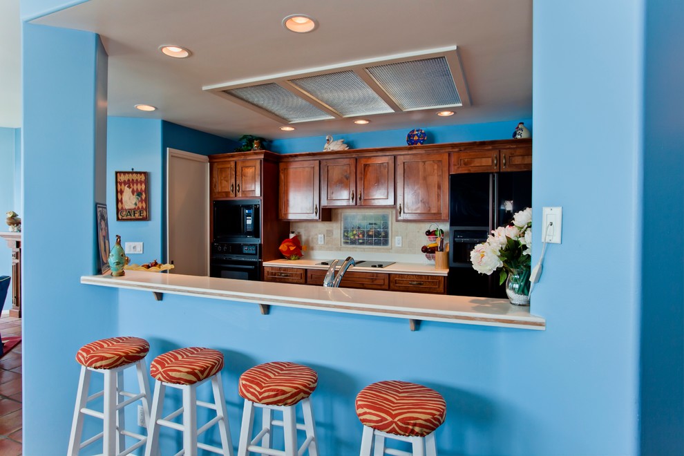 Exempel på ett mellanstort exotiskt allrum med öppen planlösning, med blå väggar, klinkergolv i terrakotta, en standard öppen spis, en spiselkrans i trä och en inbyggd mediavägg