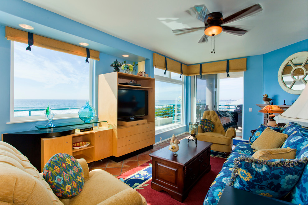 Источник вдохновения для домашнего уюта: открытая гостиная комната среднего размера в морском стиле с синими стенами, полом из терракотовой плитки, стандартным камином, фасадом камина из дерева и мультимедийным центром