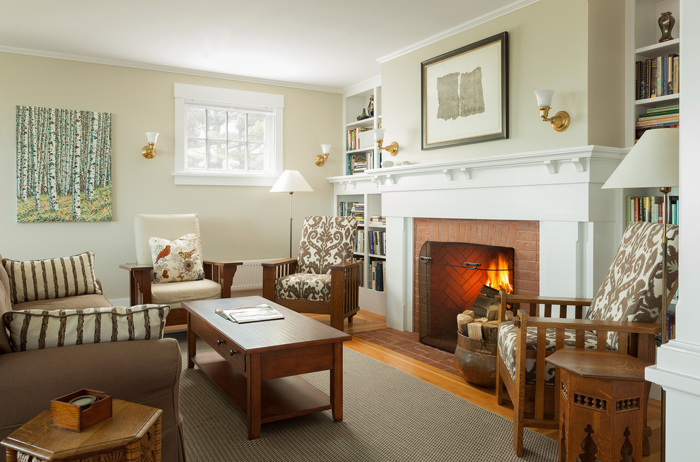 Abgetrenntes Maritimes Wohnzimmer mit beiger Wandfarbe, braunem Holzboden, Kamin und Kaminumrandung aus Backstein in Portland Maine
