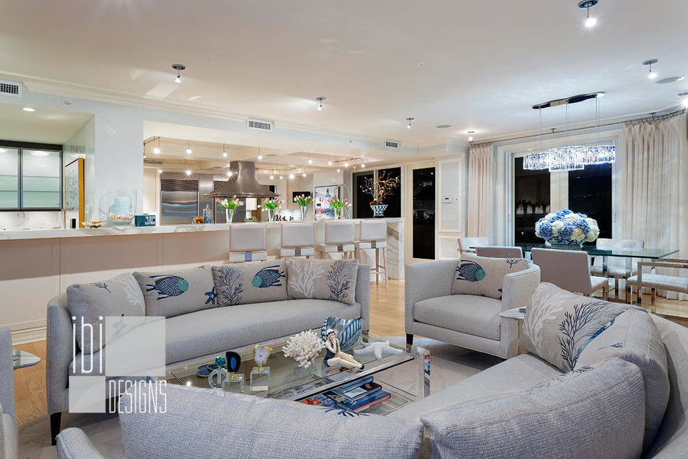 Стильный дизайн: открытая гостиная комната в морском стиле с синими стенами и светлым паркетным полом - последний тренд