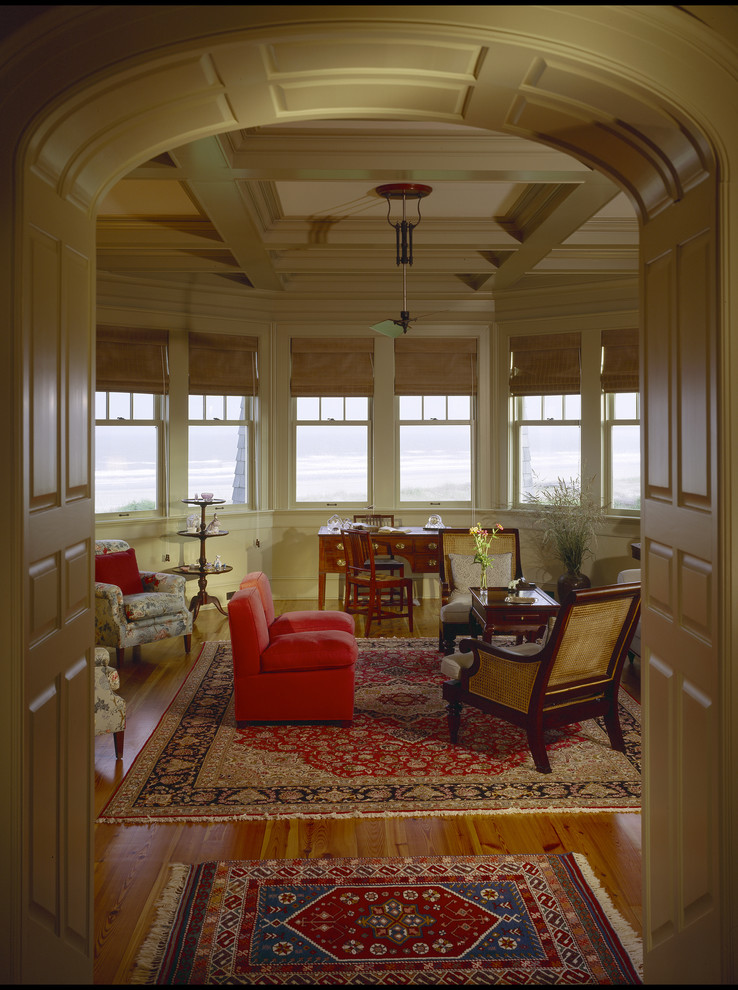 Inspiration för ett mellanstort vintage separat vardagsrum, med ett finrum, beige väggar, mellanmörkt trägolv och en spiselkrans i tegelsten