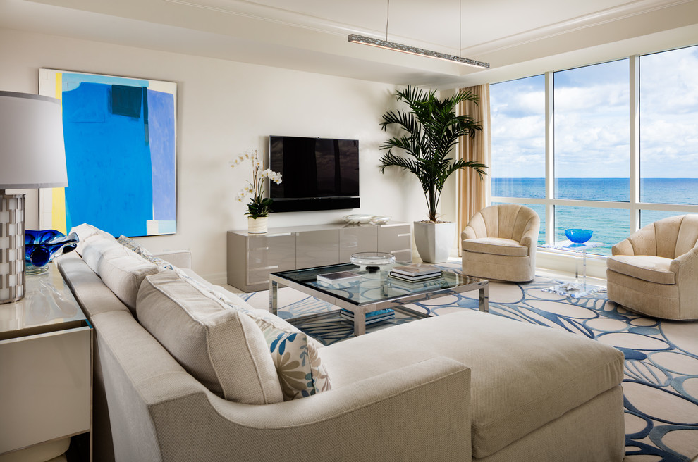 Großes, Abgetrenntes Modernes Wohnzimmer ohne Kamin mit TV-Wand, beiger Wandfarbe und beigem Boden in Miami