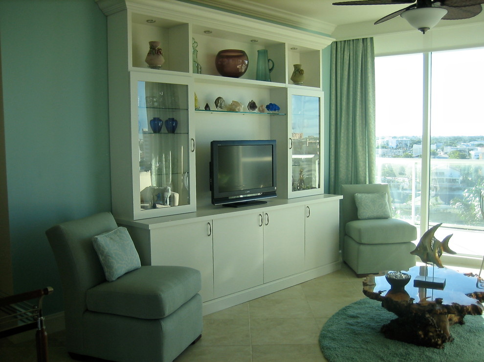 На фото: открытая гостиная комната среднего размера в морском стиле с синими стенами, полом из керамической плитки и отдельно стоящим телевизором