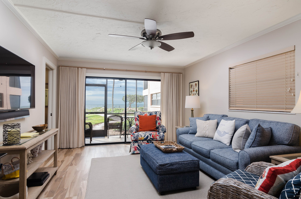 Mittelgroßes, Offenes Maritimes Wohnzimmer ohne Kamin mit grauer Wandfarbe, Laminat, TV-Wand und beigem Boden in Miami