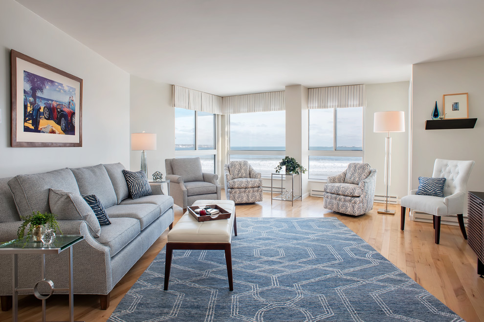 Свежая идея для дизайна: открытая гостиная комната среднего размера в стиле неоклассика (современная классика) с серыми стенами и светлым паркетным полом - отличное фото интерьера
