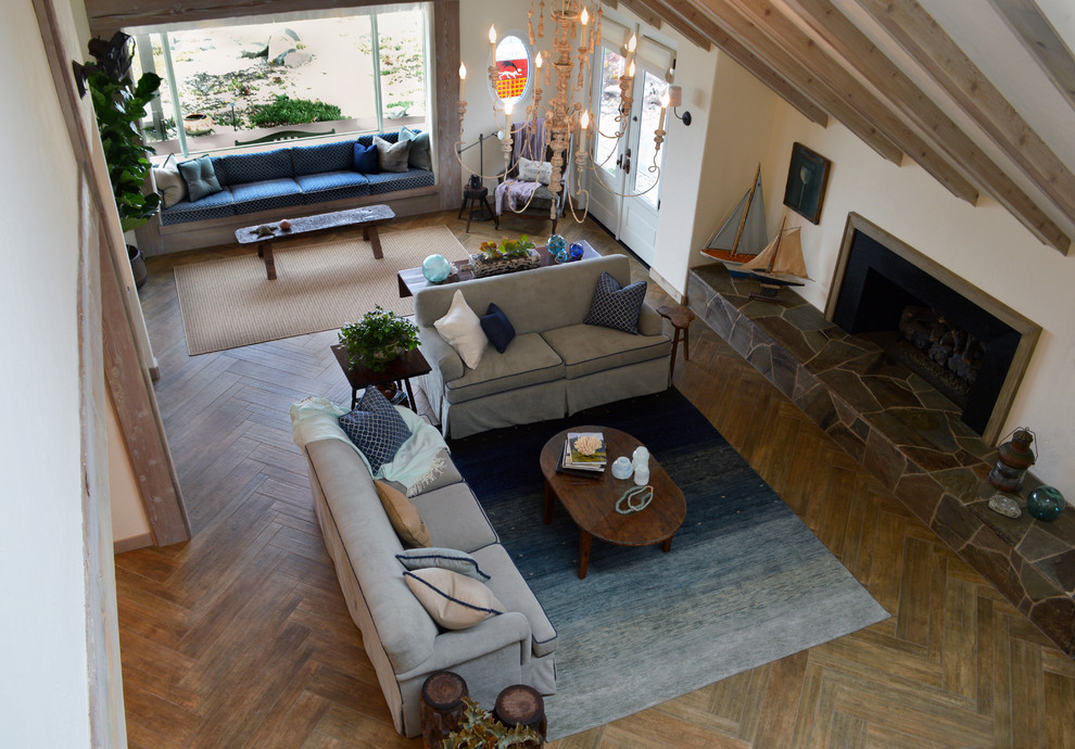 Maritimes Wohnzimmer mit Porzellan-Bodenfliesen und Kaminumrandung aus Stein in San Diego