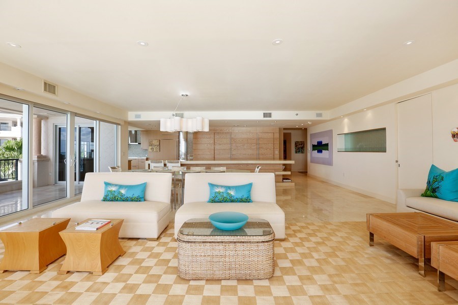 Diseño de salón para visitas abierto tropical extra grande sin chimenea y televisor con paredes beige, suelo de piedra caliza y suelo beige