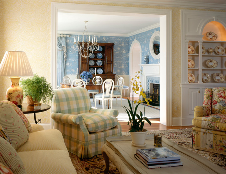 Exempel på ett stort klassiskt separat vardagsrum, med ett finrum, gula väggar, heltäckningsmatta, en standard öppen spis och en spiselkrans i trä