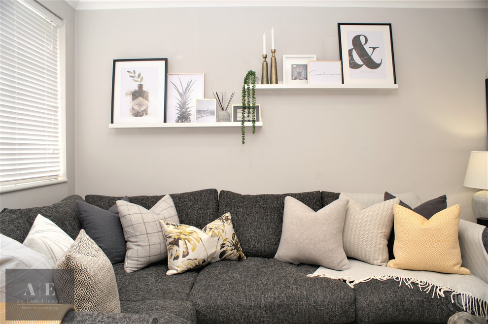 Foto di un piccolo soggiorno industriale aperto con sala formale, pareti grigie, moquette, TV a parete e pavimento grigio