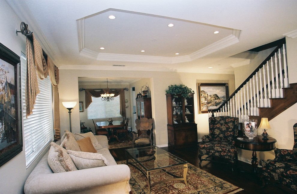 Immagine di un soggiorno chic di medie dimensioni e aperto con sala formale, pareti beige e parquet scuro
