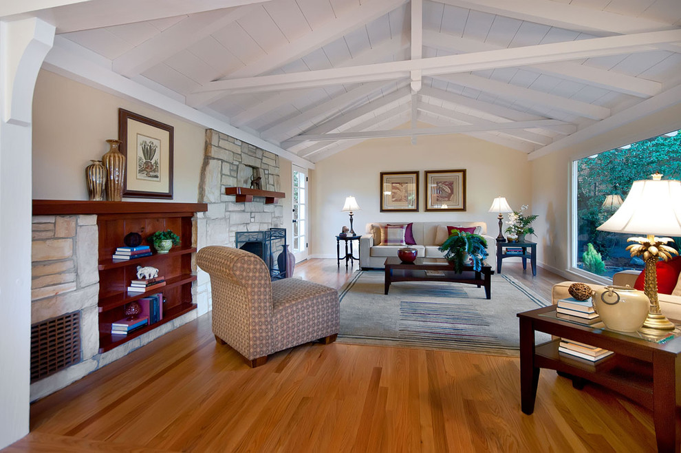 Foto di un ampio soggiorno tradizionale con pareti beige