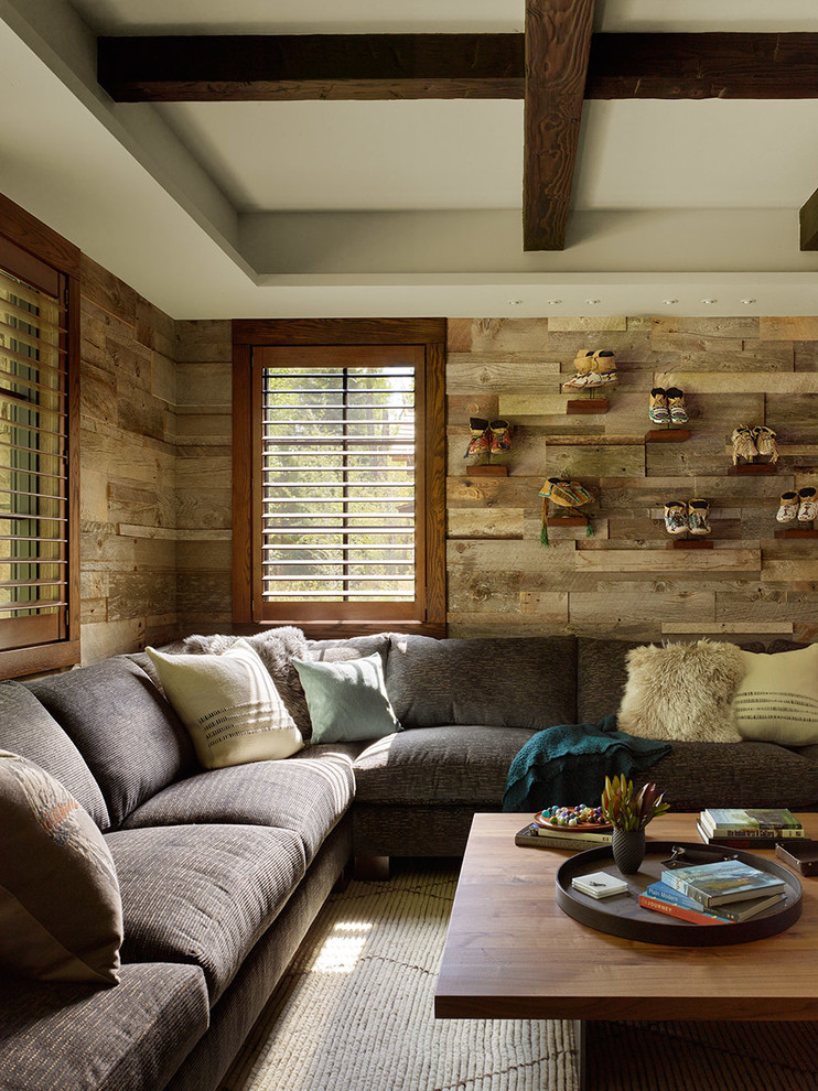 На фото: гостиная комната в стиле рустика с коричневыми стенами и коричневым диваном
