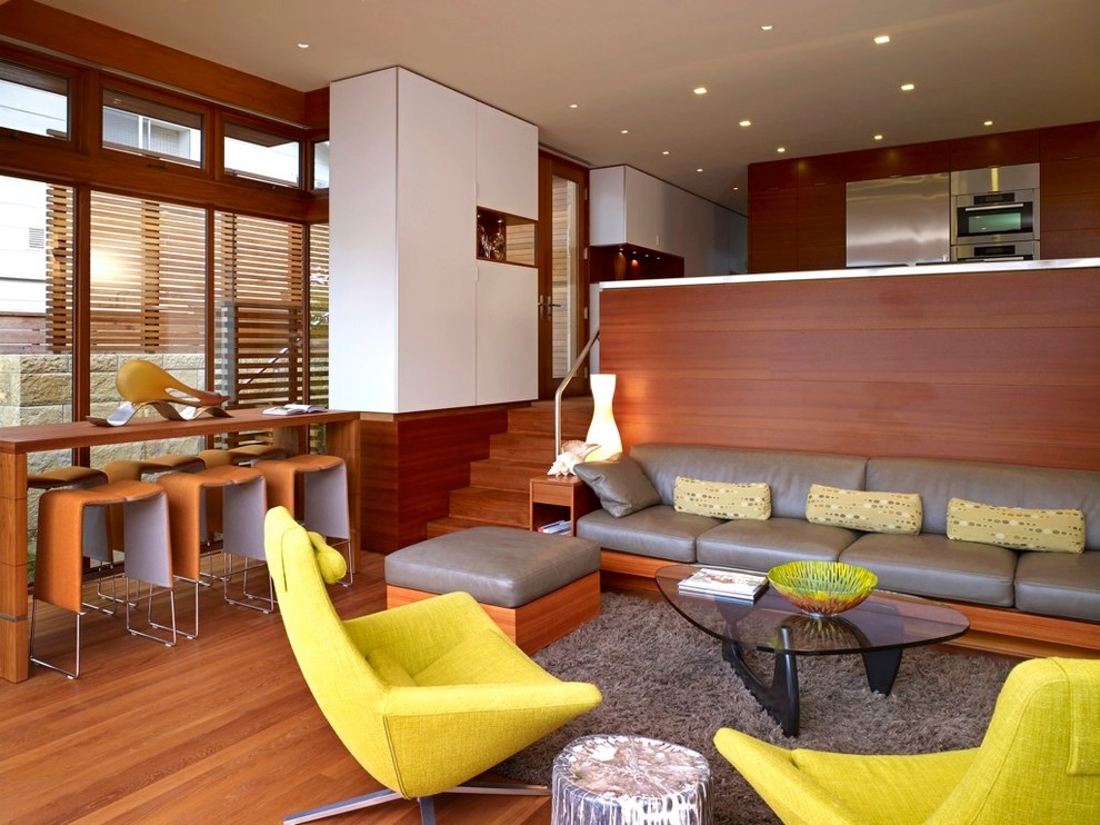 Offenes, Mittelgroßes, Repräsentatives, Fernseherloses Mid-Century Wohnzimmer ohne Kamin mit braunem Holzboden und bunten Wänden in San Francisco