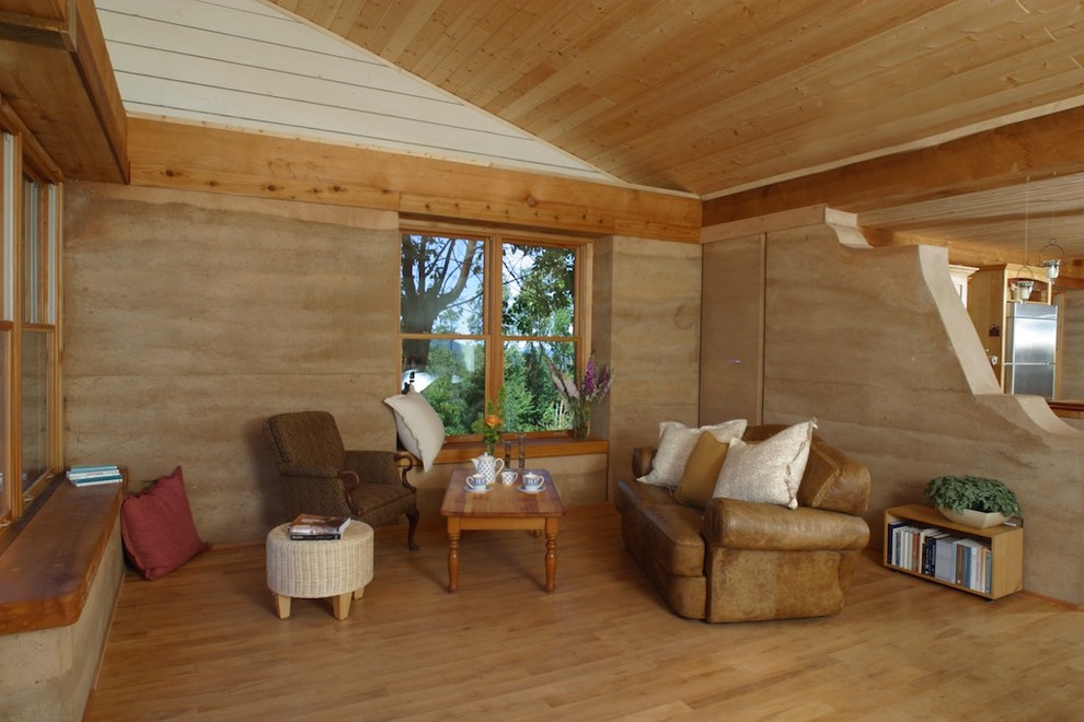 Immagine di un piccolo soggiorno boho chic con pavimento in legno massello medio