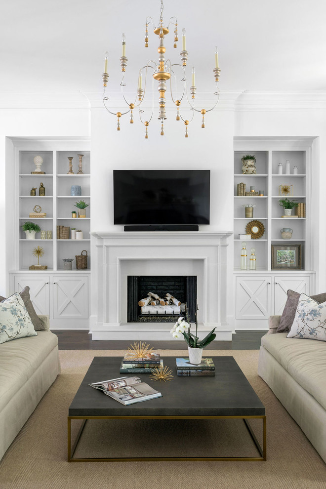 アトランタにあるラグジュアリーな広いトランジショナルスタイルのおしゃれなLDK (白い壁、濃色無垢フローリング、標準型暖炉、石材の暖炉まわり、壁掛け型テレビ、茶色い床) の写真