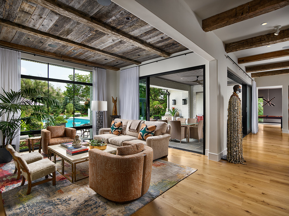 Idee per un soggiorno classico aperto con sala formale, parquet chiaro e soffitto in legno