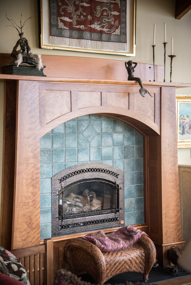 ポートランド(メイン)にある高級な中くらいなラスティックスタイルのおしゃれなリビング (ベージュの壁、無垢フローリング、標準型暖炉、タイルの暖炉まわり、埋込式メディアウォール、ベージュの床) の写真