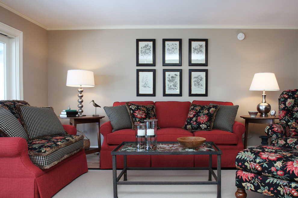 Kleines, Repräsentatives, Fernseherloses, Offenes Klassisches Wohnzimmer mit beiger Wandfarbe und hellem Holzboden in Portland Maine