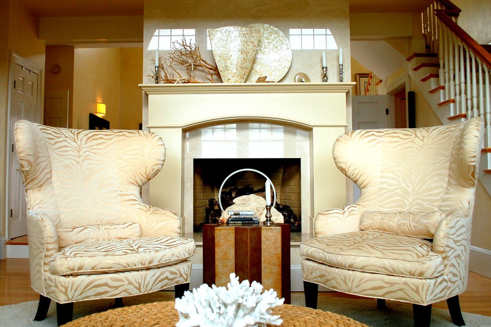 На фото: парадная гостиная комната среднего размера в современном стиле с бежевыми стенами, светлым паркетным полом, стандартным камином, фасадом камина из камня и коричневым полом