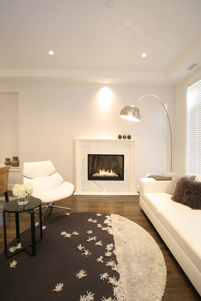 Idée de décoration pour un salon minimaliste avec un mur blanc.